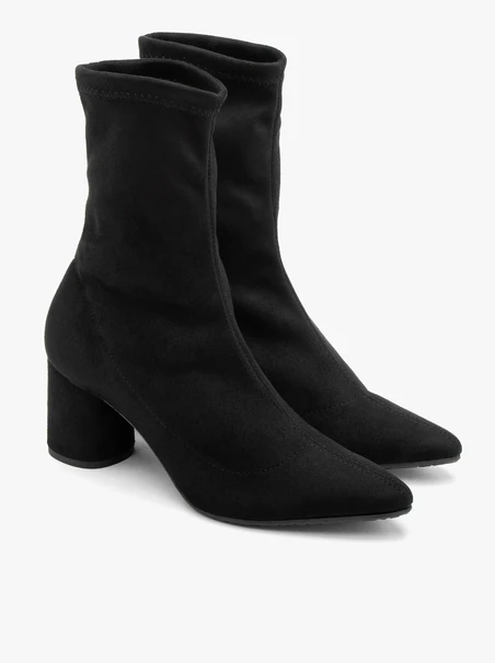 Stiefel mit flexiblem Absatz und spitzer Zehe