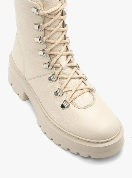 Beigefarbene Lederschneestiefel mit Schnürung