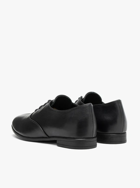 Schwarze klassische Schnürhalbschuhe