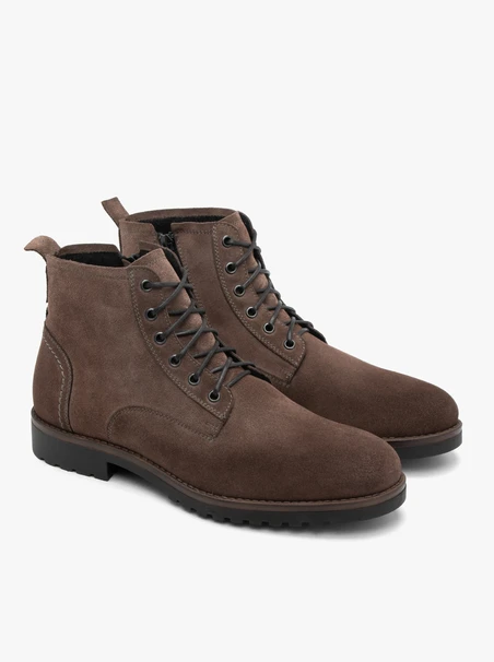 Isolierte braune Schafsfellstiefel