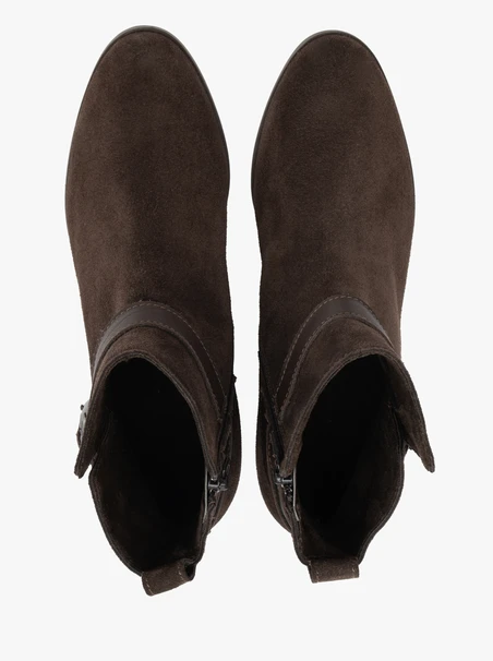 Braune Stiefel mit Gürtel und Schnalle