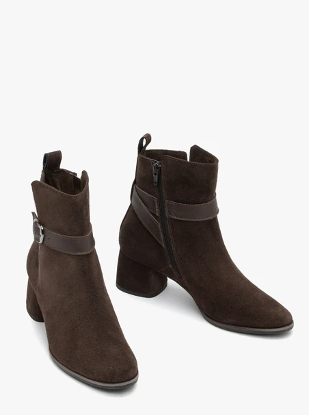 Braune Stiefel mit Gürtel und Schnalle