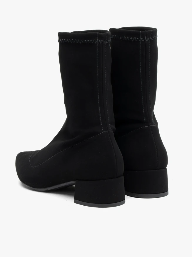 Schwarze Sockenstiefel