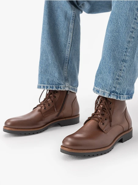 Isolierte braune Schafsfellstiefel