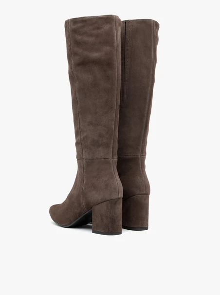 Braune Velourslederstiefel mit Stilettoabsatz