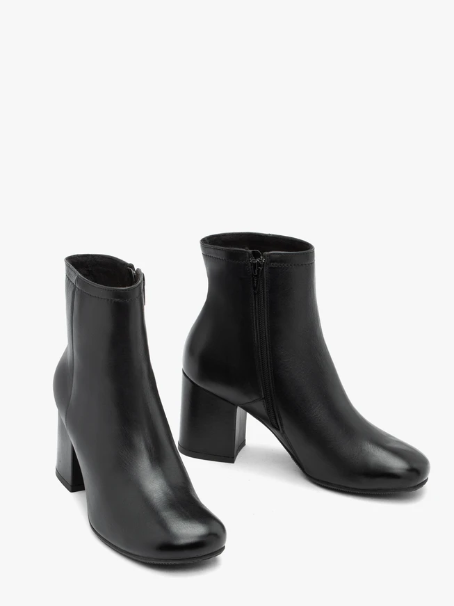 Schwarze Stöckelschuhe aus Leder