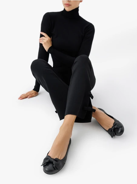 Schwarze Ballerinas mit Schleife und Bügelfalte