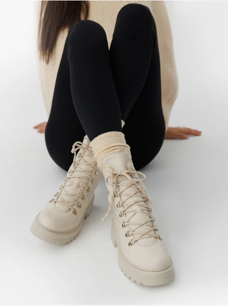 Beigefarbene Lederschneestiefel mit Schnürung