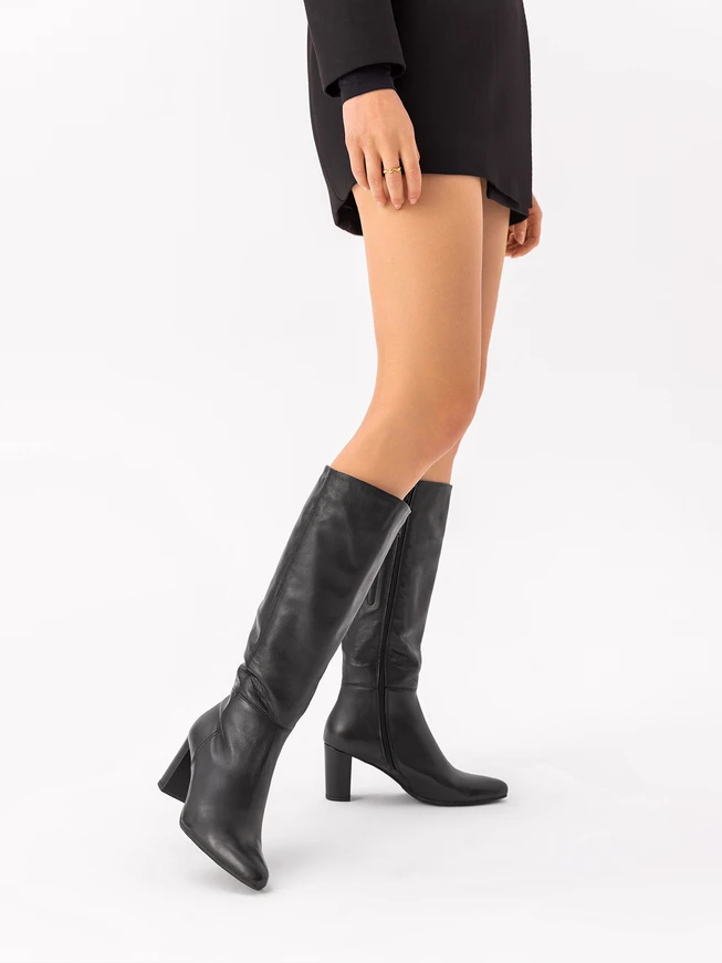 Schwarze Stiefel mit Absatz aus genarbtem Leder