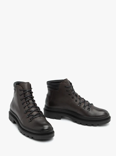 Dunkelbraune isolierte Stiefel