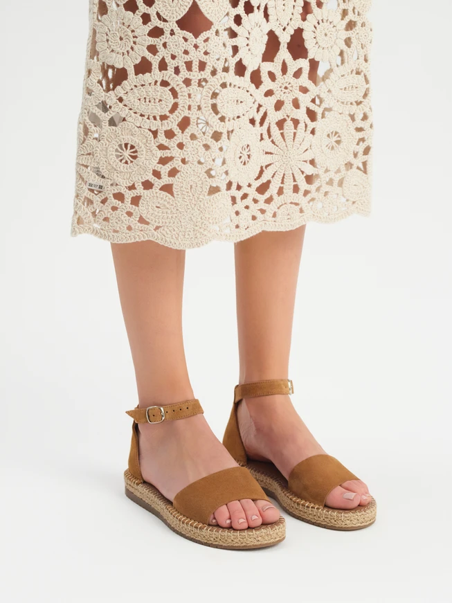 Flache Sandalen aus rotem Velours