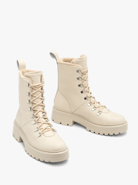 Beigefarbene Lederschneestiefel mit Schnürung