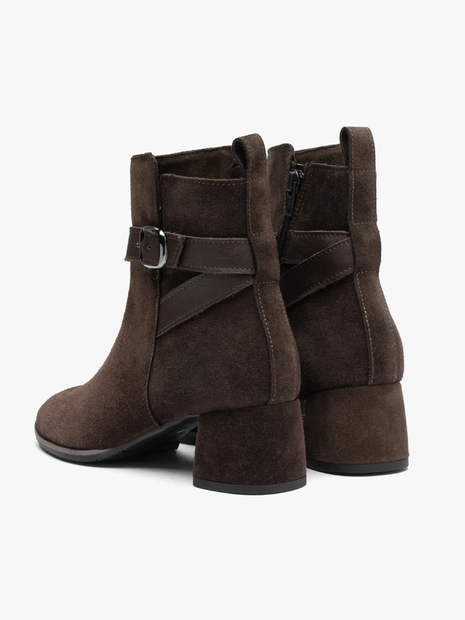 Braune Stiefel mit Gürtel und Schnalle