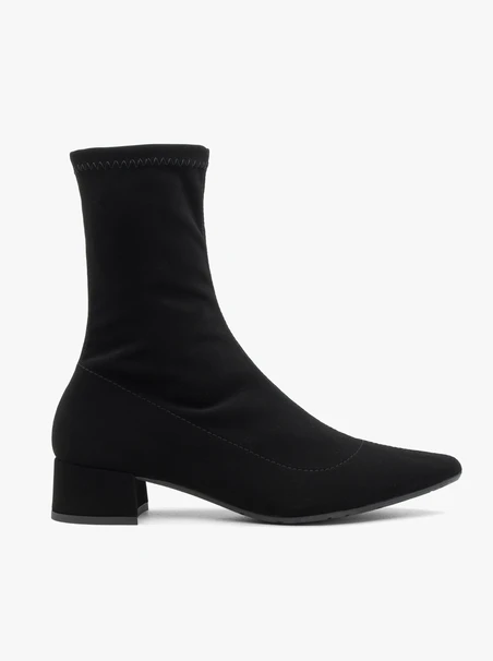 Schwarze Sockenstiefel