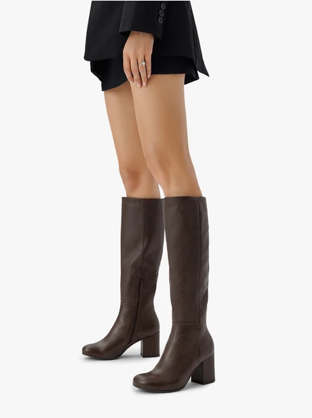 Dunkelbraune genarbte Lederstiefel