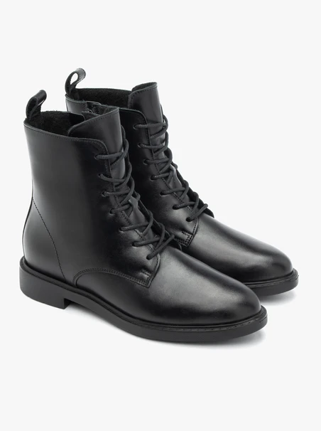 Schwarz genarbte Lederstiefel