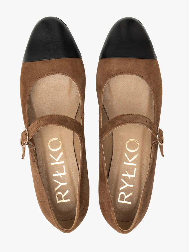 Braune Pumps mit schwarzer Stiletto-Spitze