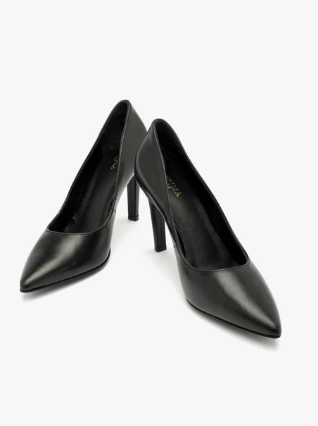 Schwarze hochhackige Pumps