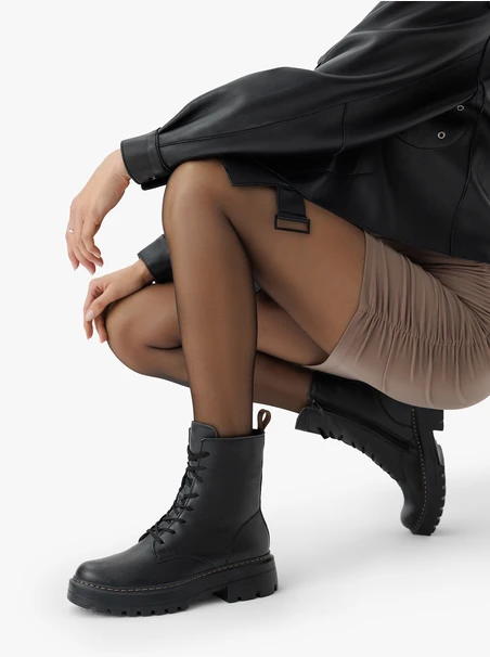 Trappers aus schwarzem Leder