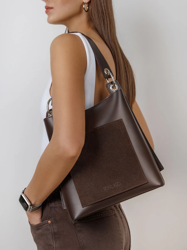 Dunkelbraune mittelgroße Tasche