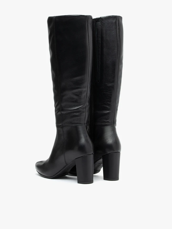 Schwarze Stiefel mit Absatz aus genarbtem Leder