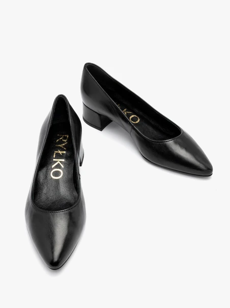 Schwarze niedrighackige Pumps