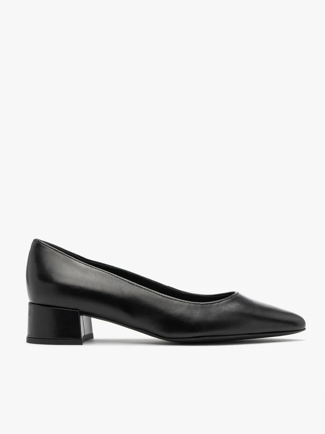 Schwarze niedrighackige Pumps