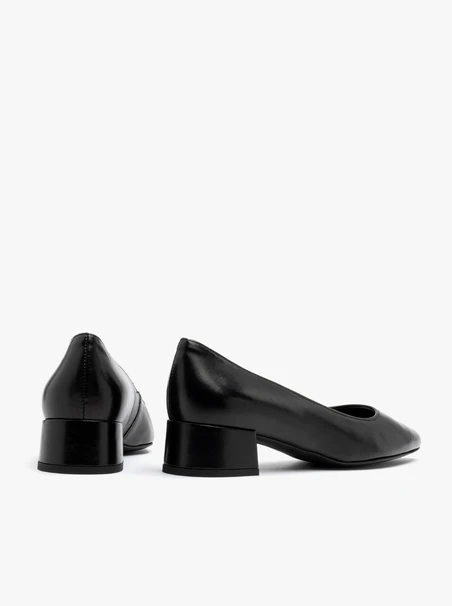 Schwarze niedrighackige Pumps