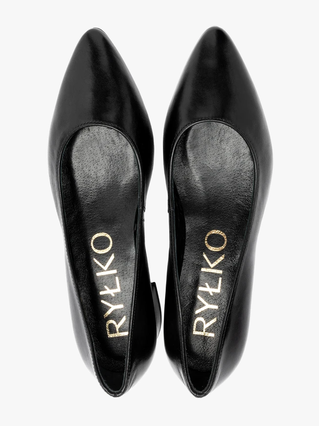 Schwarze niedrighackige Pumps