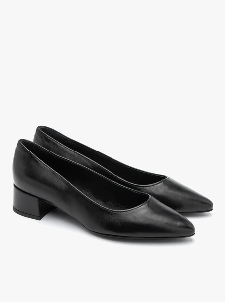 Schwarze niedrighackige Pumps