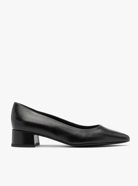 Schwarze niedrighackige Pumps