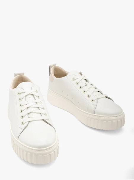 Weiße halbe Sportschuhe mit leichter Sohle