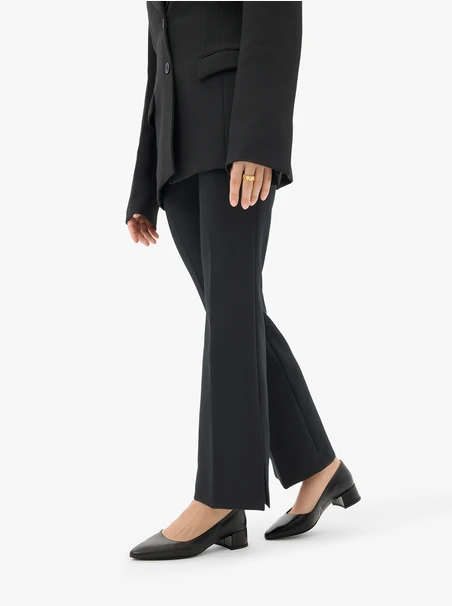 Schwarze niedrighackige Pumps