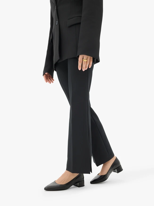 Schwarze niedrighackige Pumps