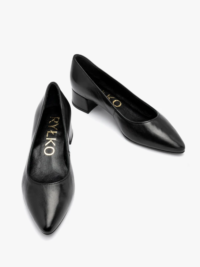 Schwarze niedrighackige Pumps