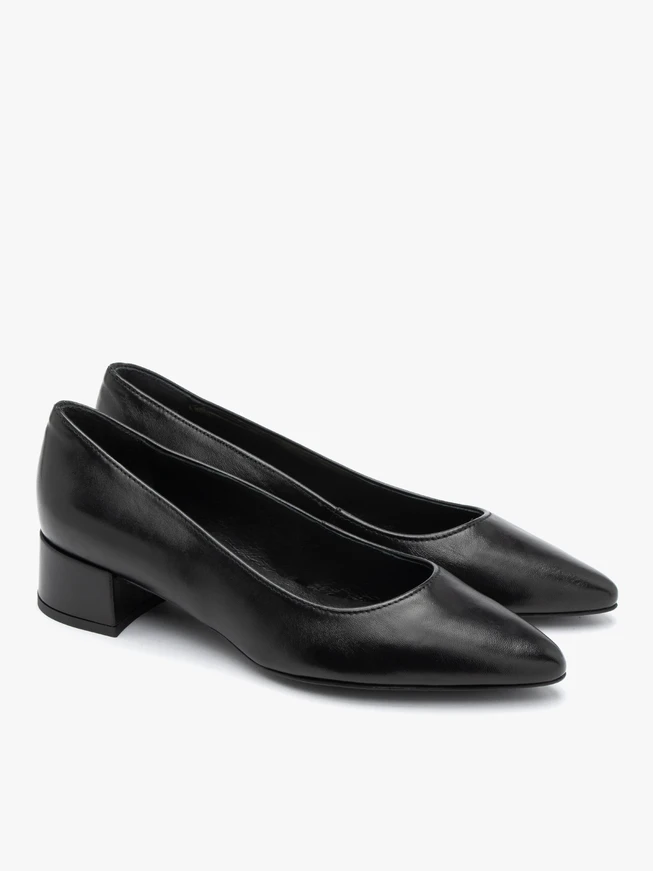 Schwarze niedrighackige Pumps