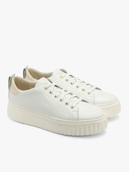 Weiße halbe Sportschuhe mit leichter Sohle