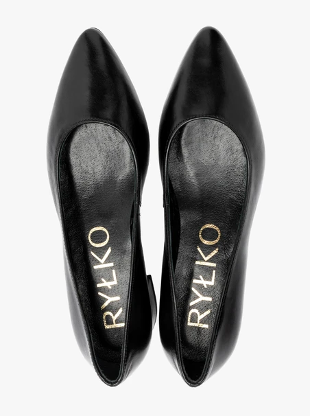 Schwarze niedrighackige Pumps