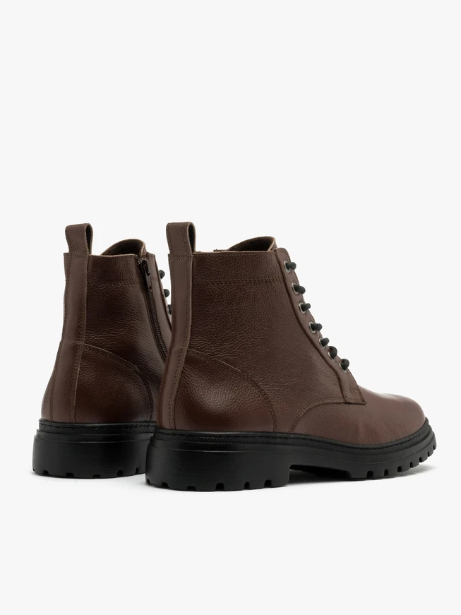 Braune Herrenstiefel auf leichter Sohle