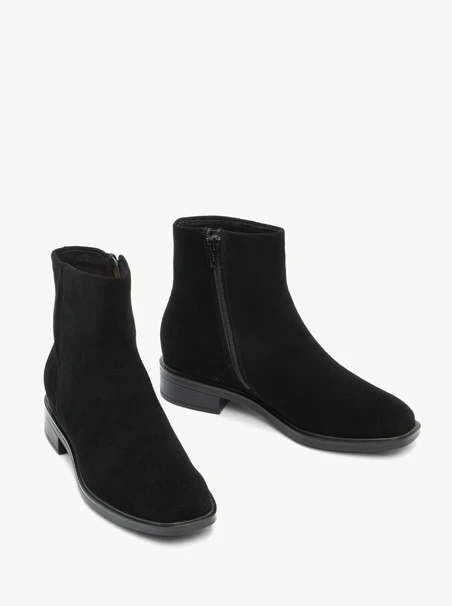 Schwarze flache Veloursstiefel