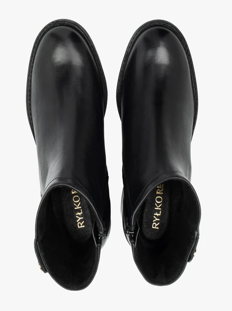 Schwarze Stiefel mit klassischem Absatz