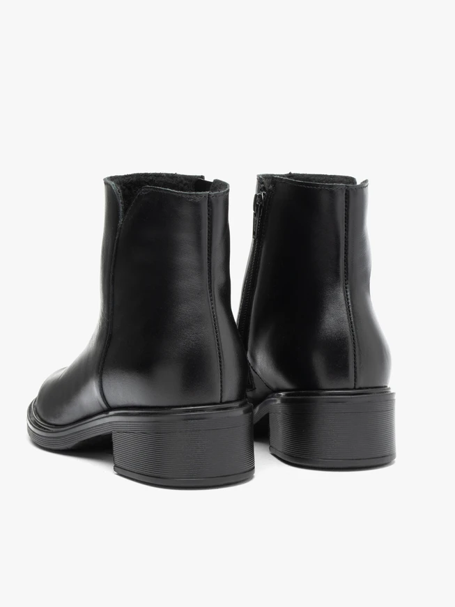 Schwarze klassische Stöckelschuhe