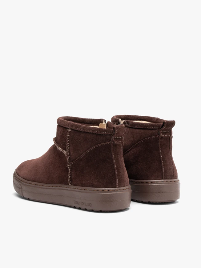 Kastanienbraune kurze Schneestiefel