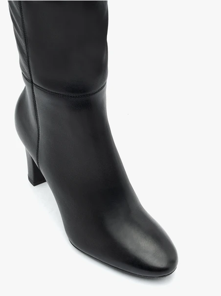 Schwarze hochhackige Stiefel aus genarbtem Leder