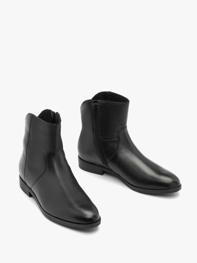 Schwarze kurze Cowboystiefel