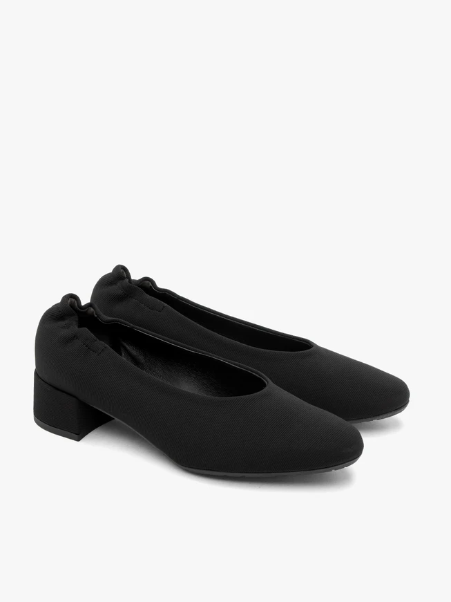 Damen Pumps aus schwarzem Stoff