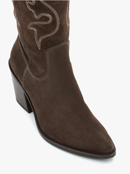Braune genähte Cowboystiefel