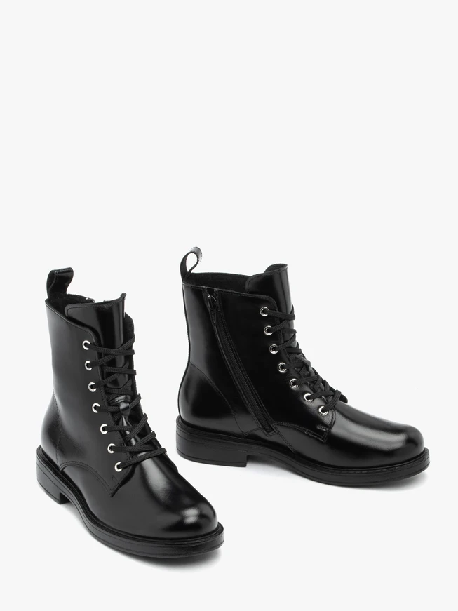 Schwarz genarbte Lederstiefel