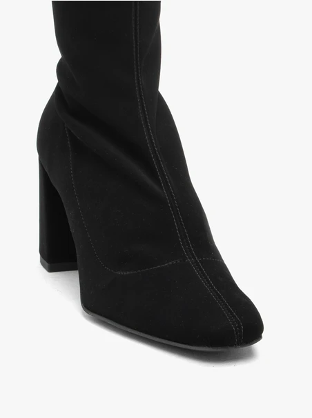 Schwarze, höhere Sockenstiefel mit Stilettoabsatz