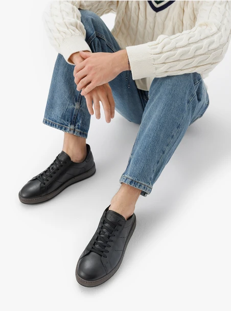 Schwarze Sporthalbschuhe aus Leder